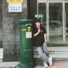 滑着滑板玩摄影的阿jie